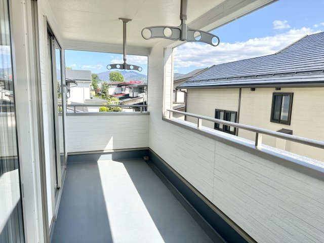 【内観：施工例】 | 新築分譲住宅　山形市西田第11　全2棟 | 【Balcony】
屋根付きでひろびろバルコニーですので、物干しは勿論、お酒を飲みながら寛ぐスペースとしてもいかがでしょうか？