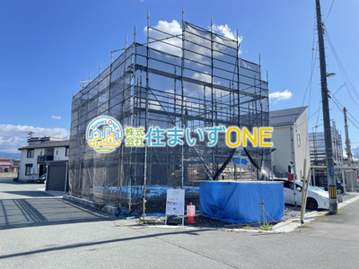 【前面道路含む現地写真】 | 新築分譲住宅　山形市西田第11　全2棟 | 【Facade】
爽やかな青空の下に贅沢なほどに降り注ぐ陽光、豊かな居住性と、クオリティが見事に調和した住空間は、住まうことの喜びを感じさせてくれます。
