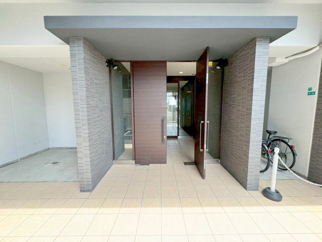 オクトレーベン新大阪のエントランス