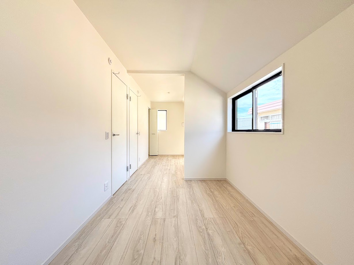 港南区上永谷4丁目　新築戸建ての洋室|◆柔らかい陽光が差し込む明るいお部屋を演出する設計。彩光の取れる窓が気持ちの良いお部屋を創り上げます。
