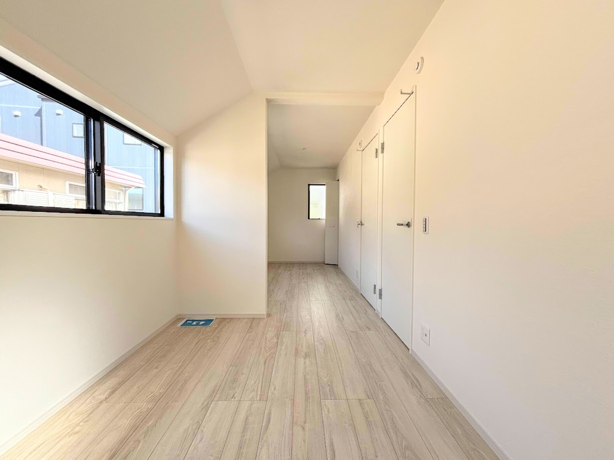 港南区上永谷4丁目　新築戸建ての洋室|◆室内はいつも明るい印象なので気持ちの良い朝を迎えられます。各部屋にはクローゼットを完備しており、収納が多いお家はすっきりして快適空間です。
