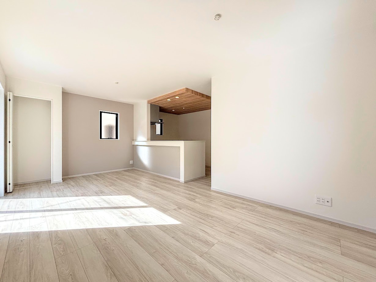 港南区上永谷4丁目　新築戸建ての居間・リビング|◆ご家族の会話がはずむ、開放的なＬＤＫです。休日はお陽さまの光をたっぷりととりこめるぽかぽかリビングで過ごしませんか？
