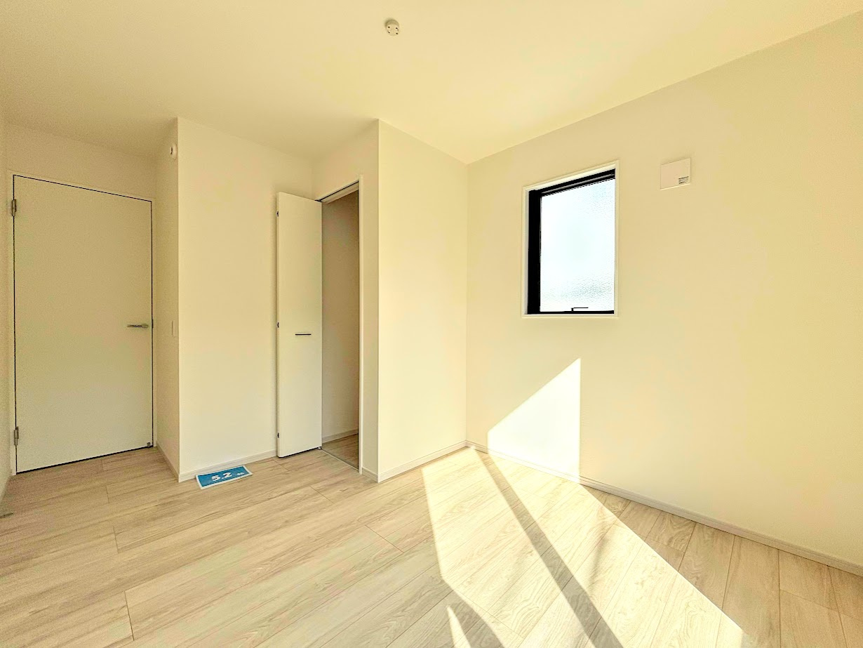 港南区上永谷4丁目　新築戸建ての洋室|◆二面採光で、陽差しを長時間受ける事が出来る暖かい室内です。もちろん複層ガラスなので、遮音性にも優れ、結露も発生しにくい構造。サッシ周りのカビが発生しにくくなります。
