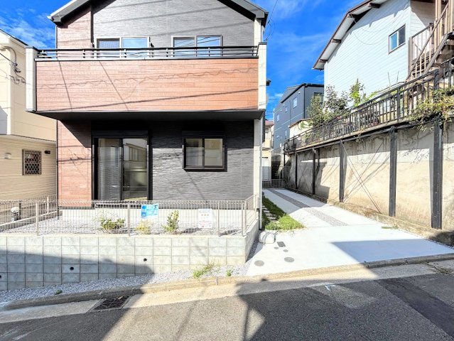 港南区上永谷4丁目　新築戸建ての駐車場|◆ゆったりとした駐車スペースを確保いたしましたので、お車2台駐車できます。自転車やバイクなど、ゆとりのある敷地で置き場所に困ることはないでしょう。
