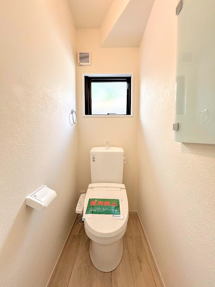 港南区上永谷4丁目　新築戸建てのトイレ|◆清潔感のある白を基調とした落ち着ける空間。小窓をもうけていますので、こもりやすい空気の入れ替えも簡単に行えますね！
