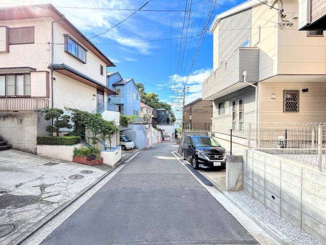 港南区上永谷4丁目　新築戸建ての前面道路含む現地写真|◆前面道路も幅員があり車の運転も安心！前面道路は閑静な住宅地。車通りの少ない道路です。お子様にも安心です。
