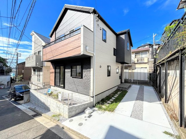 港南区上永谷4丁目　新築戸建ての外観|◆一戸建てを中心とした街並みが整然と続き、周辺は高い建物が建っていないので、緑の多い閑静な趣を感じる環境です。街並みや周辺環境も重要なポイントです！！