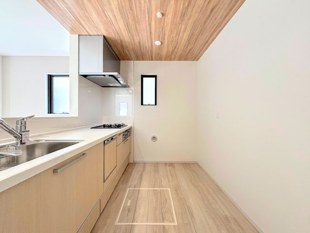 港南区上永谷4丁目　新築戸建てのキッチン|◆デザイン性と機能性を兼ね備えたキッチンです。リビングスペースとの一体感が生まれ、広々空間を演出してくれます。
