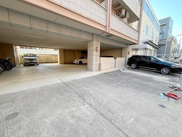 クリーデンス新大阪の駐車場