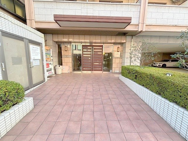 クリーデンス新大阪のエントランス