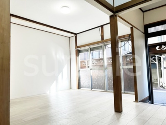 新橋ハイツの居間・リビング|明るいリビングです五指