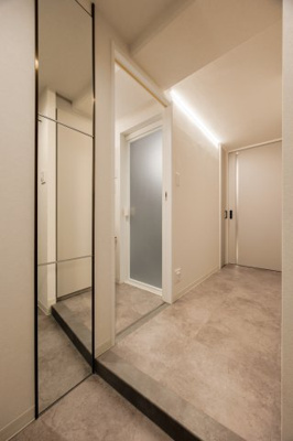 【玄関】 | ドゥーエ参宮橋 | 広々玄関の脇にはシューズボックスもございます