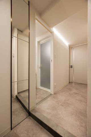 【玄関】 | ドゥーエ参宮橋 | 広々玄関の脇にはシューズボックスもございます