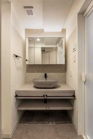 【独立洗面台】 | ドゥーエ参宮橋 | 玄関すぐに洗面室あり。隣はお風呂場です。