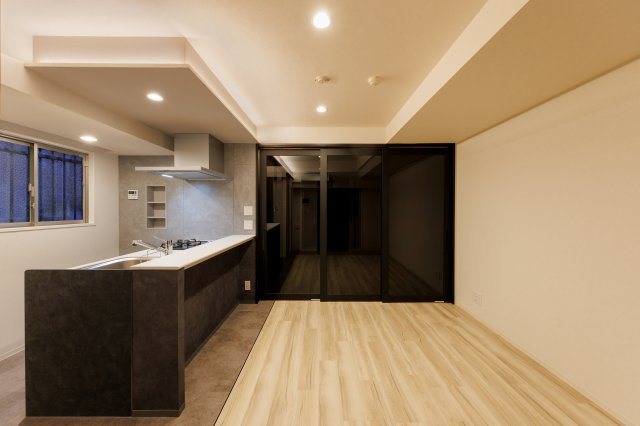 【居間・リビング】 | ドゥーエ参宮橋 | 奥の洋室とはおしゃれなガラスで仕切られます