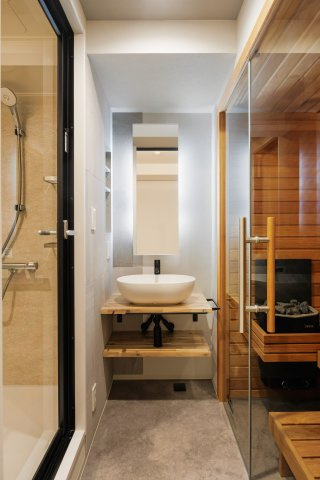 【洗面所】 | ドゥーエ参宮橋 | 右手にサウナ、左手にシャワーブース