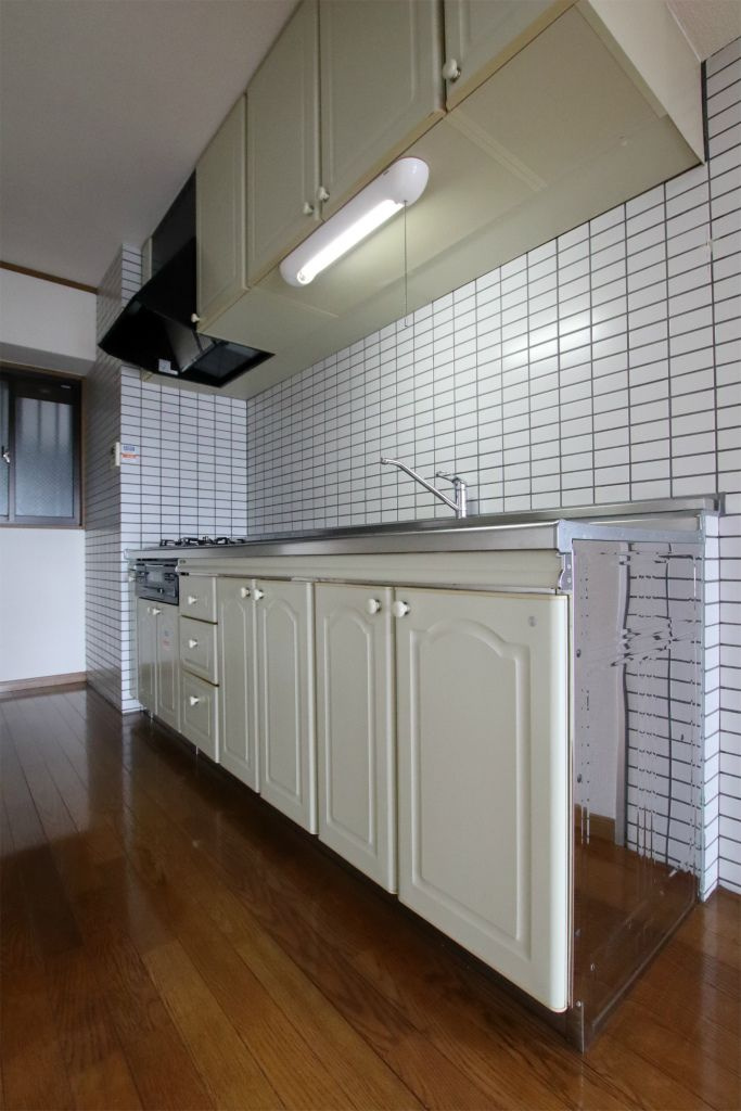 サザンコート中央町のキッチン|3口コンロ・グリル付のシステムキッチンです♪