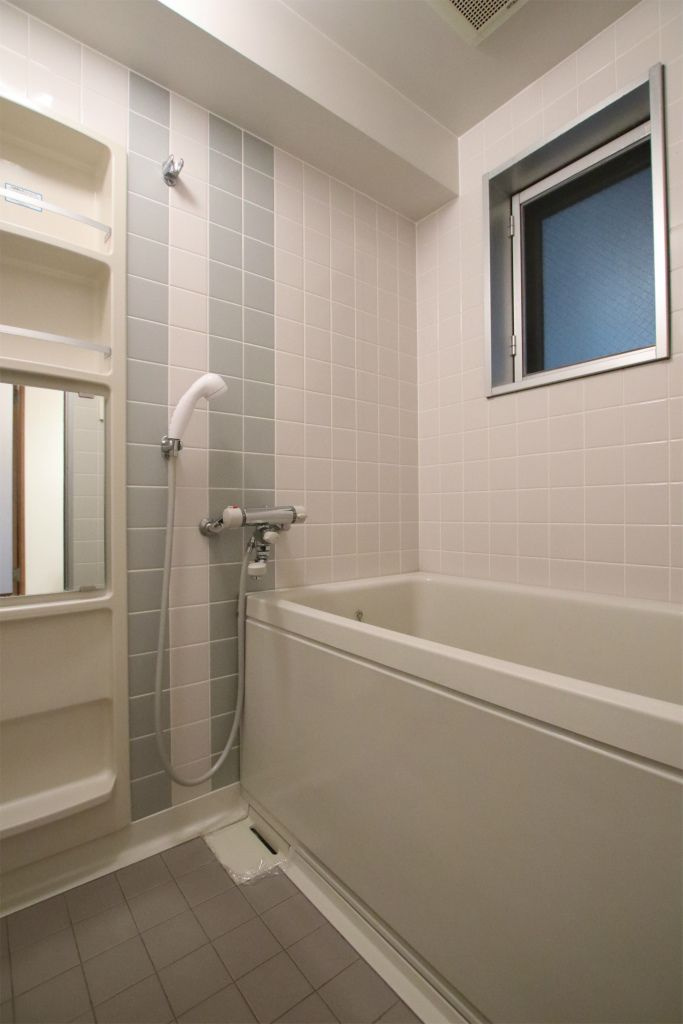 サザンコート中央町の浴室|窓付きのお風呂です♪