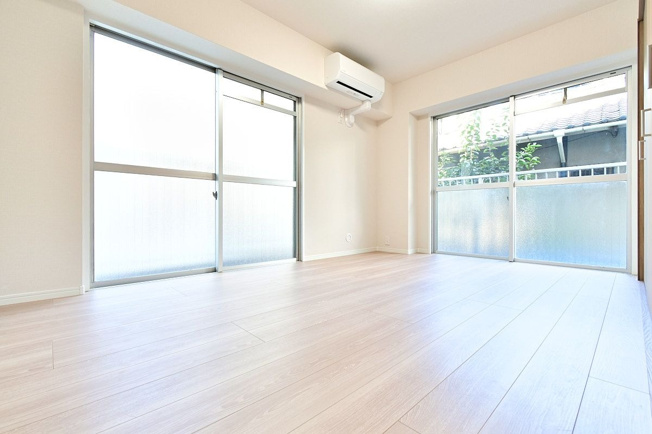 【洋室】 | ロワールマンション美野島 | 2面窓から室内に多く光を取り入れております。景色も広く見えるので開放感があります