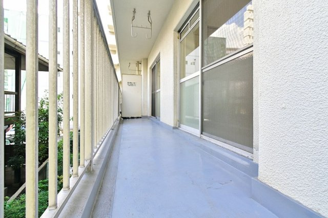 【バルコニー】 | ロワールマンション美野島 | 角部屋で、お部屋をぐるりと囲む広いバルコニーがあります。リビング、洋室どちらからもアクセスできます