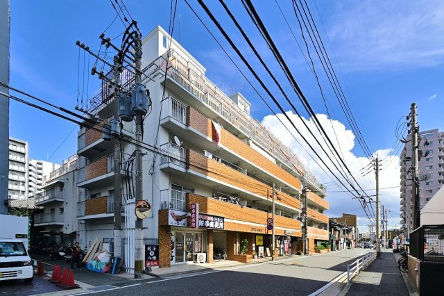 【外観】 | ロワールマンション美野島 | 徒歩圏内にスーパーやドラッグストアなどの買い物施設が充実しており、生活しやすい環境が整っています