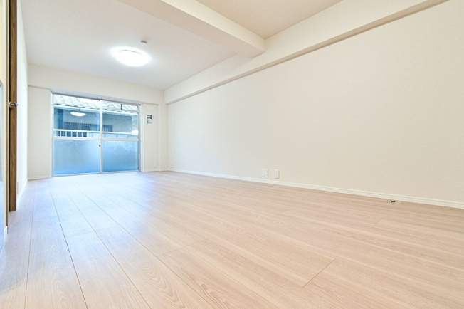 【居間・リビング】 | ロワールマンション美野島 | LDKは15帖以上あり広々としています。大きな窓から外の明かりをたっぷり室内に取り込んでいます