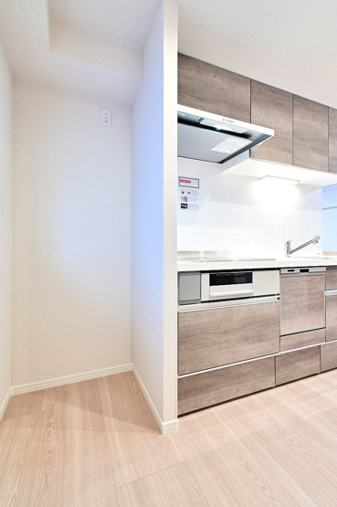 【キッチン】 | ロワールマンション美野島 | キッチン横には冷蔵庫を置くスペースが確保されています。背面には収納棚も完備されています