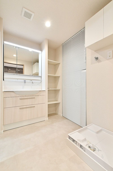 【独立洗面台】 | ロワールマンション美野島 | 収納力と機能性に優れた三面鏡洗面化粧台です。細々した物で散らかりがちな洗面所もすっきり清潔に保てます