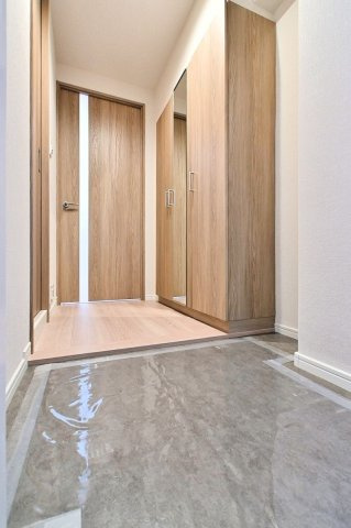 【玄関】 | ロワールマンション美野島 | 玄関には収能力の高いシューズボックスと姿見までセットされています♪
