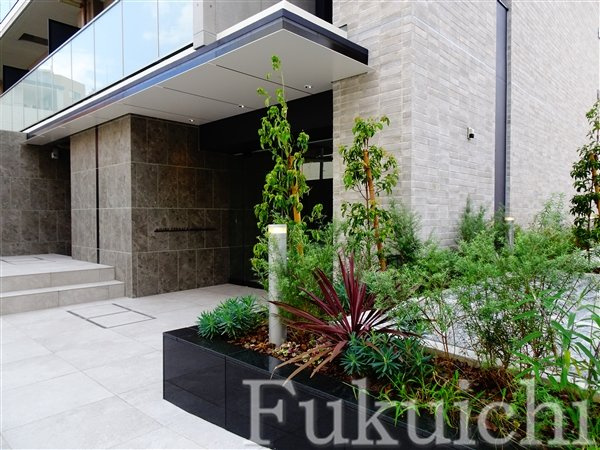 アジュールテラス目黒八雲のエントランス