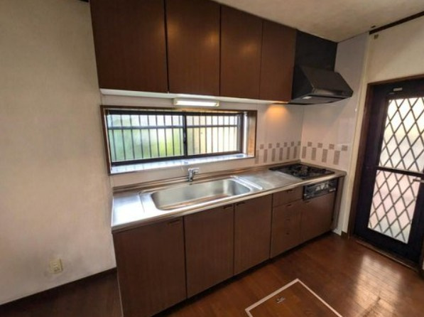 【中古】鶴ヶ島市上広谷中古住宅のキッチン|使い勝手の良いキッチン！勝手口あります！