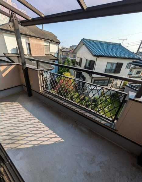 【中古】鶴ヶ島市上広谷中古住宅のバルコニー|屋根付きのバルコニーで急な雨の日も安心！