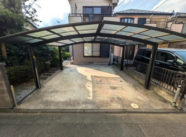 【中古】鶴ヶ島市上広谷中古住宅の駐車場|駐車スペース２台可能！屋根付きカーポート！