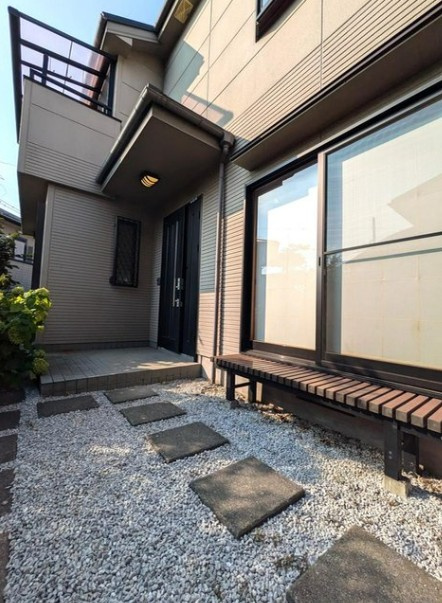 【中古】鶴ヶ島市上広谷中古住宅の玄関|玄関アプローチもきれいに整っております