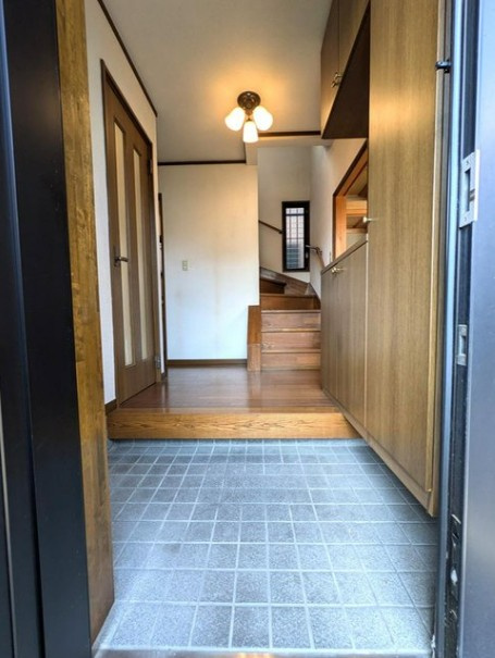 【中古】鶴ヶ島市上広谷中古住宅の玄関|明るい玄関ホールです