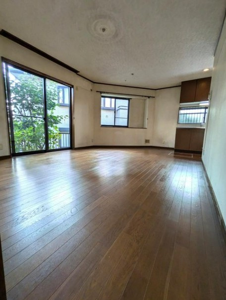 【中古】鶴ヶ島市上広谷中古住宅の居間・リビング|窓も大きく採光・採風しっかりとれています！