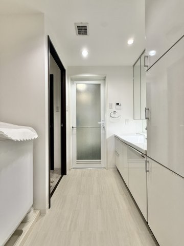 アーバンシティ浜松幸の脱衣所|キッチンから脱衣所を撮影しました。水回りの導線が使いやすいものこの物件の魅力です♪