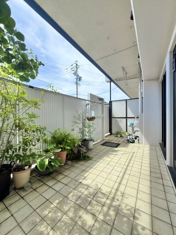 アーバンシティ浜松幸のバルコニー|お庭のような広々としたバルコニーです。1Fですが前面柵が高いので
プライバシーも守られます。