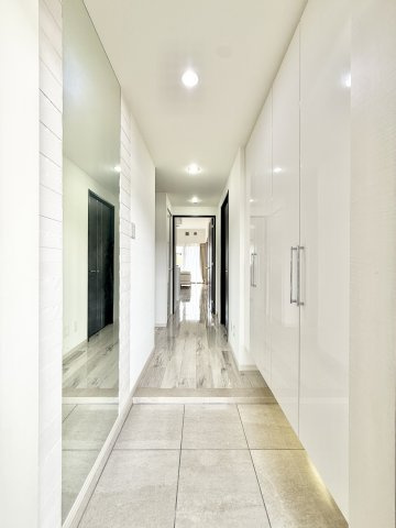 アーバンシティ浜松幸の玄関|玄関を開けると明るい室内が広がります。玄関には姿見がありお出かけ前の身だしなみチェックができます。