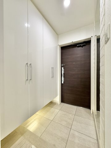 アーバンシティ浜松幸の玄関|大容量のシューズクロークが付いていて、玄関をスッキリとお使いいただけます！
足元を間接照明が照らしてくれます。