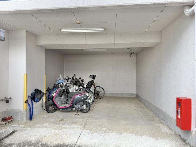 アーバンシティ浜松幸の駐輪場|屋根付きの駐輪場は雨風からしっかり自転車やバイクを守ってくれます。
