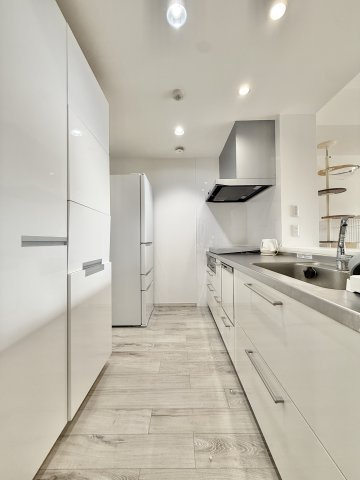 アーバンシティ浜松幸のキッチン|白を基調としたキッチンです。背面にカップボードや冷蔵庫を配置しても
ゆとりがありますね。