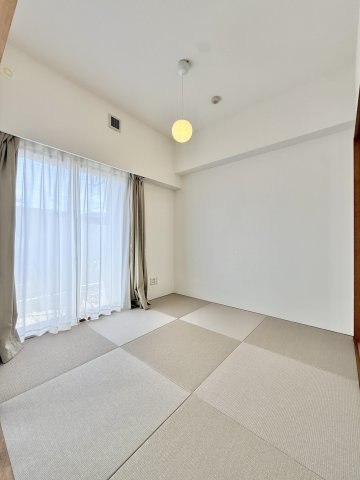 アーバンシティ浜松幸の和室|琉球畳の和室で落ち着いたくつろぎの時間を過ごすことができます。