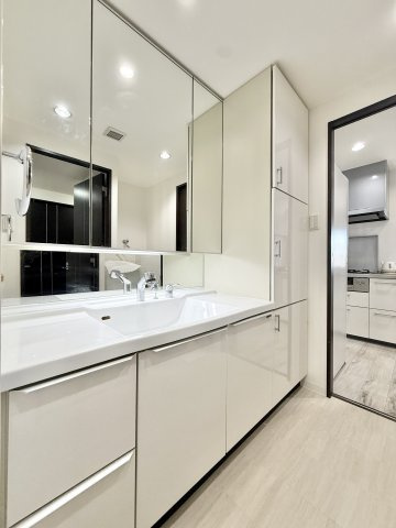 アーバンシティ浜松幸の独立洗面台|洗面台は幅が広く、大人二人が並んでもストレスなく身支度をすることができ、
収納スペースもたっぷり確保できます。