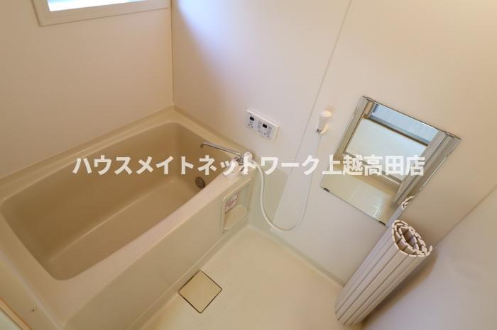 ヴィラ･ベルデベル Ａの浴室|給湯（追焚機能付）