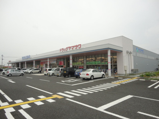【周辺】 | 仮称）東根市神町西4丁目新築アパート | ドラッグヤマザワ神町店まで1,777ｍ