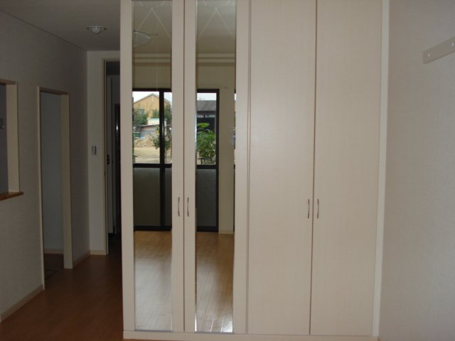 サイネリア丸美の収納|姿見付クローゼット