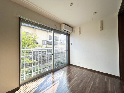 洋室4.4帖　東南向きの部屋です。