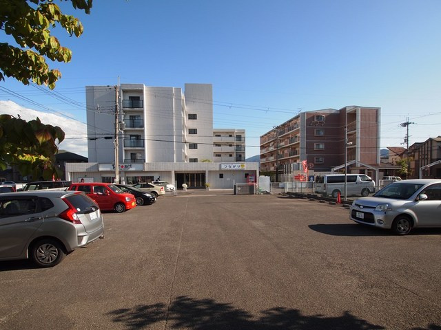 シャルマンハイツの駐車場