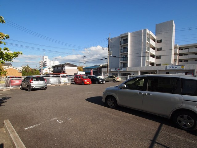 シャルマンハイツの駐車場